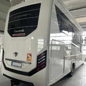 Luxuriöses Concorde Wohnmobil Charisma in moderner Garage mit glänzender Außenfläche.